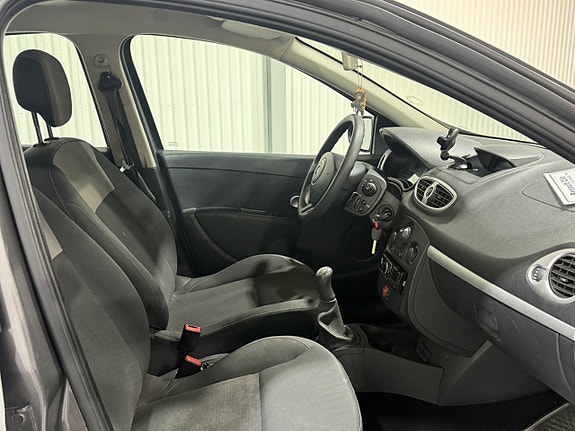 Renault Clio 11 of 14
