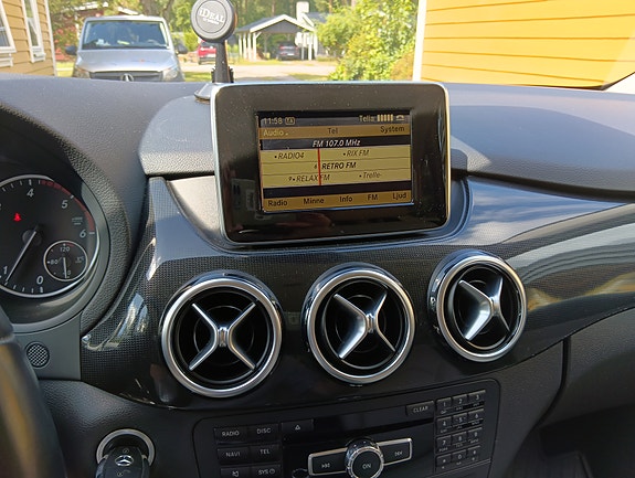 Mercedes-Benz B180 2 of 5