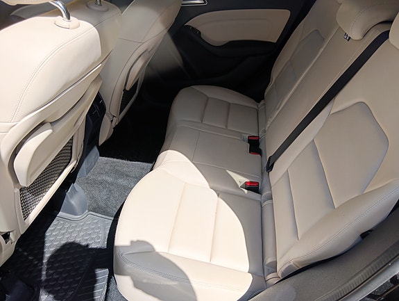 Mercedes-Benz B180 4 of 5