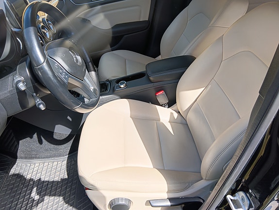 Mercedes-Benz B180 3 of 5