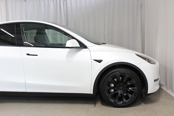 Tesla Model Y 4 of 5