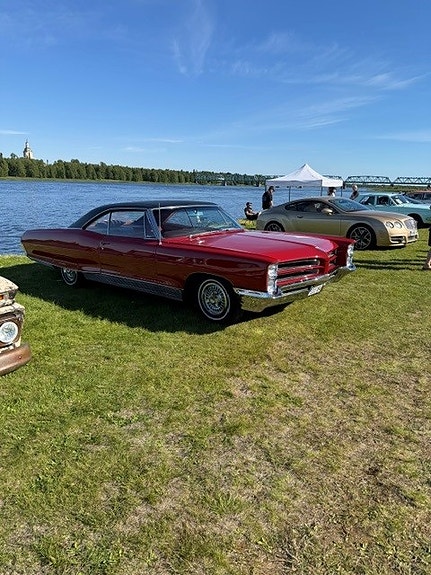 Pontiac Bonneville 3 of 5