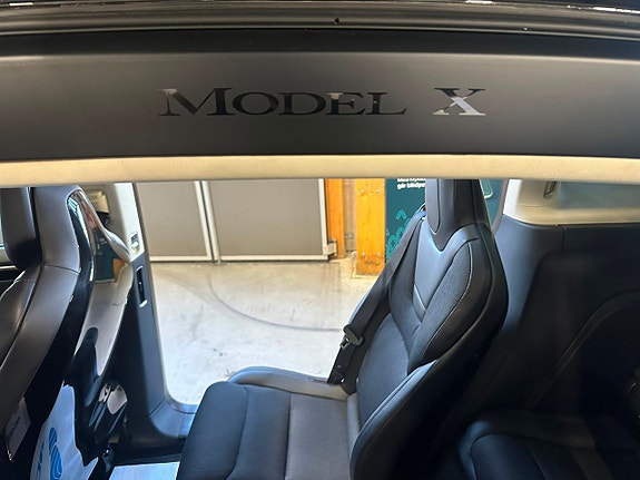 Tesla Model X 21 of 23