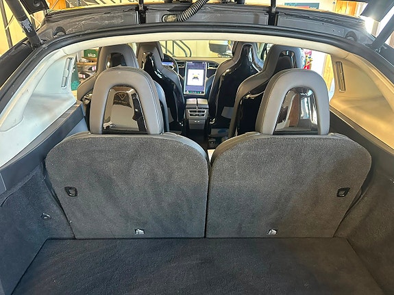 Tesla Model X 15 of 23