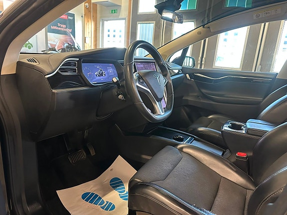 Tesla Model X 17 of 23