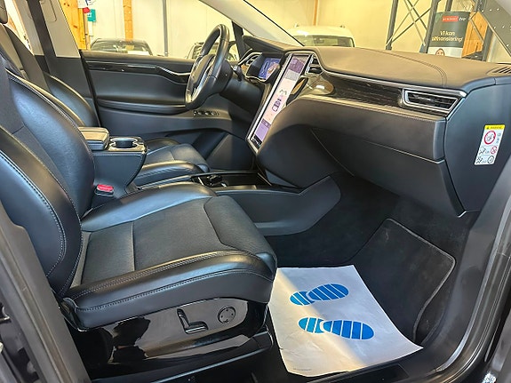 Tesla Model X 11 of 23