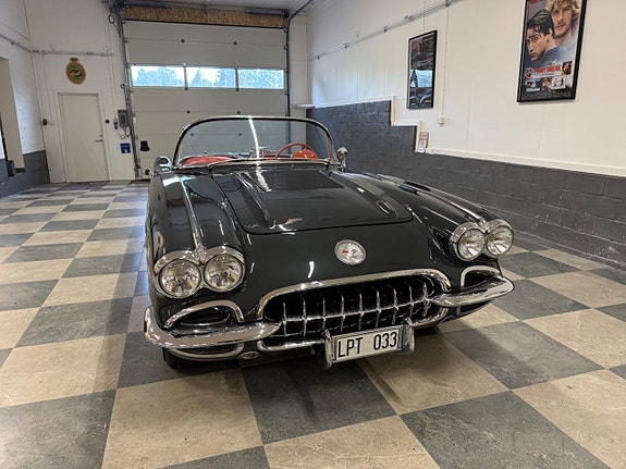 Chevrolet Corvette 4 of 5