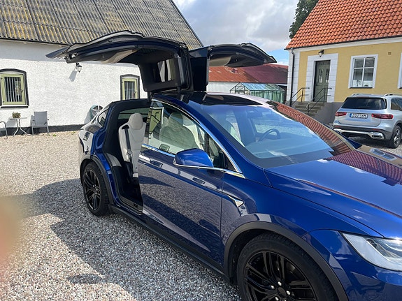 Tesla Model X 13 of 19