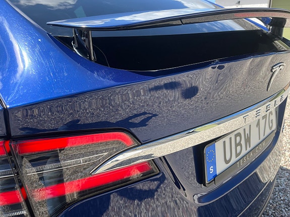 Tesla Model X 7 of 19