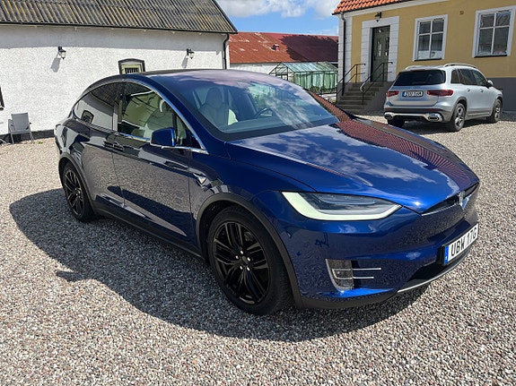 Tesla Model X 3 of 5