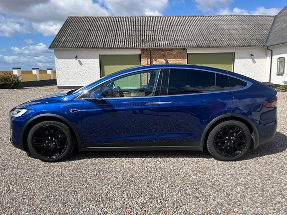 Tesla Model X 8 of 19