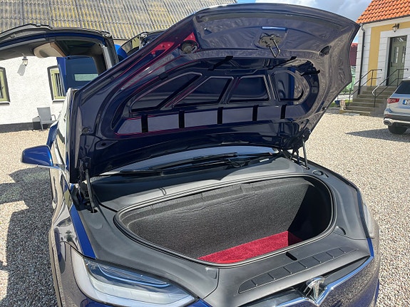 Tesla Model X 17 of 19