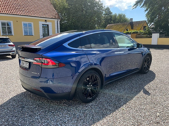 Tesla Model X 4 of 5