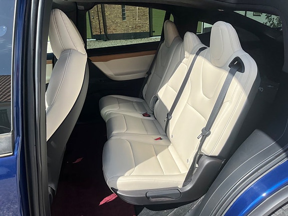 Tesla Model X 10 of 19