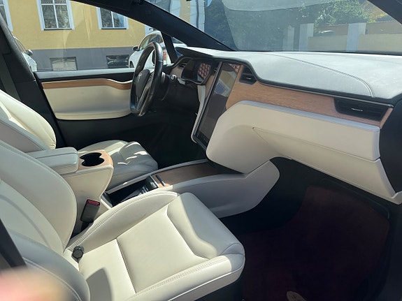 Tesla Model X 12 of 19