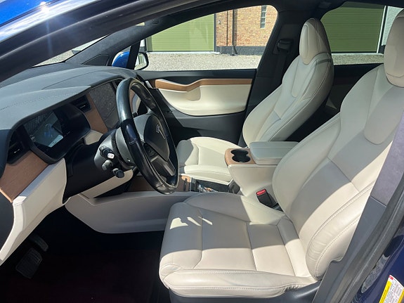 Tesla Model X 9 of 19