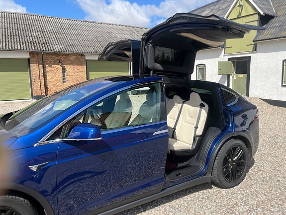Tesla Model X 14 of 19