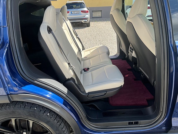 Tesla Model X 11 of 19