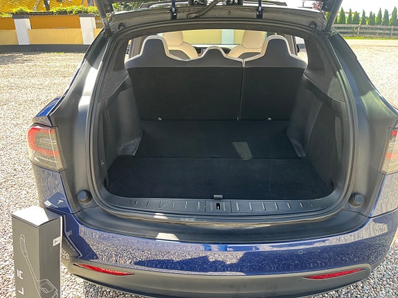 Tesla Model X 15 of 19