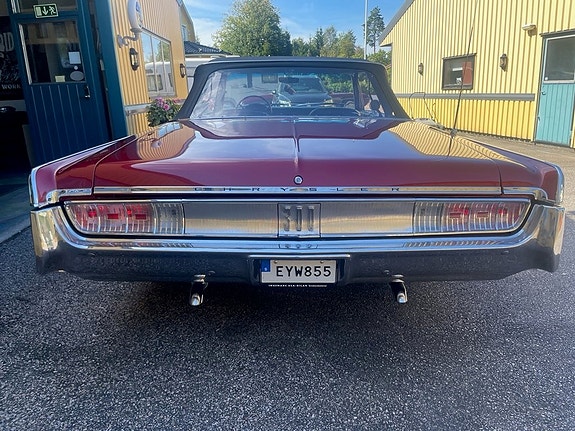 Chrysler 300 3 of 5