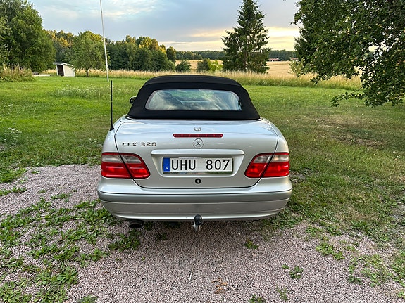 Mercedes-Benz CLK320 3 of 10