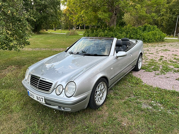 Mercedes-Benz CLK320 5 of 10