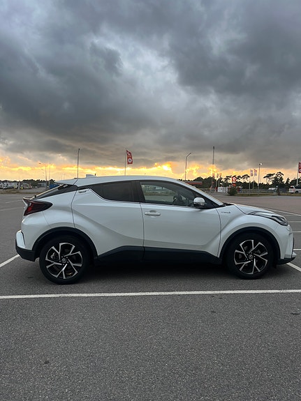 Toyota C-HR 4 of 5