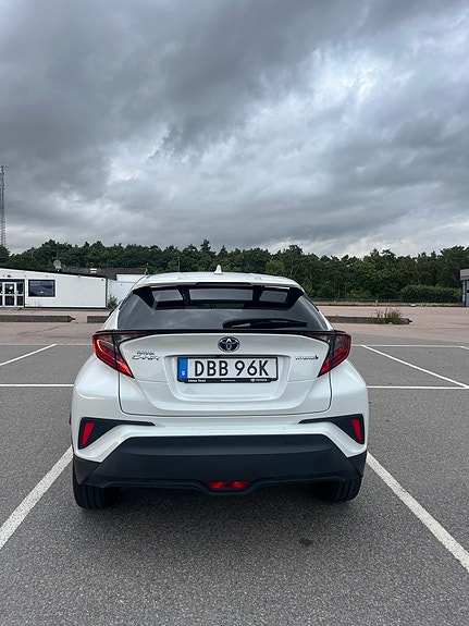 Toyota C-HR 3 of 5