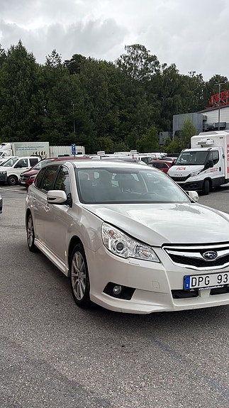 Subaru Legacy 2 of 5
