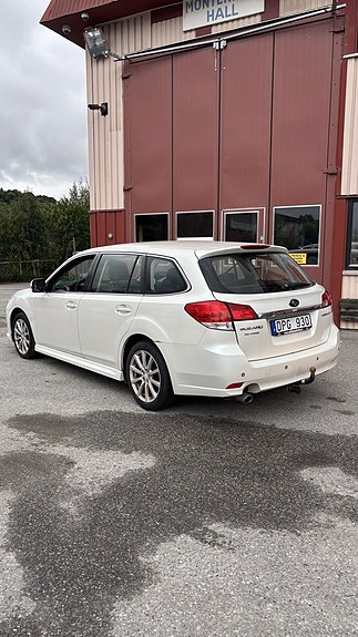 Subaru Legacy 3 of 5