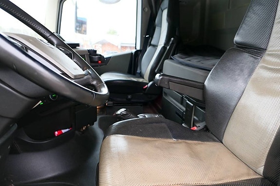 Volvo FH500 8x2HP 8 of 9