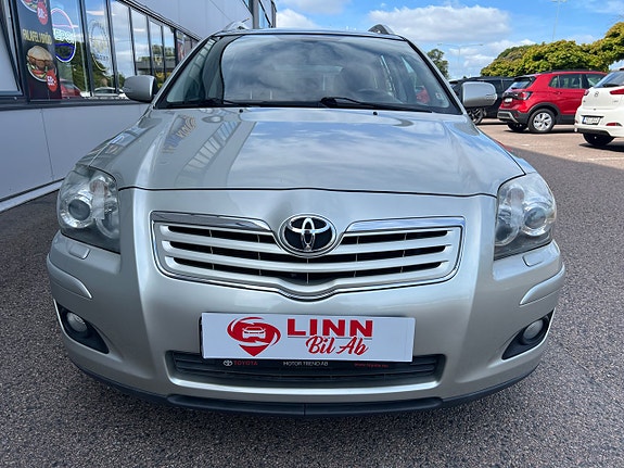 Toyota Avensis 2 of 19
