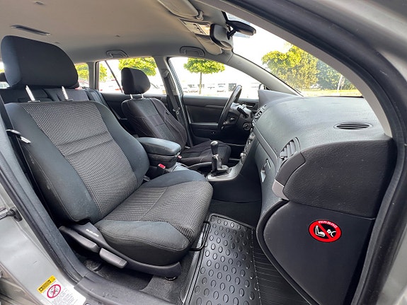 Toyota Avensis 13 of 19