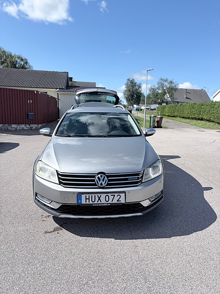Volkswagen Passat Alltrack 2 of 5