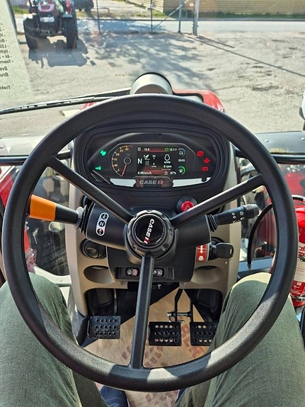 Case IH Farmall 120 C 6 of 8