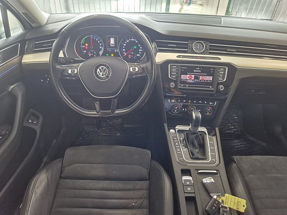 Volkswagen Passat 6 of 18