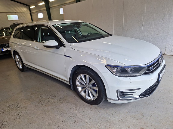 Volkswagen Passat 2 of 18