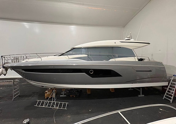En mycket omskött Prestige 520S till salu hos oss 2 of 5