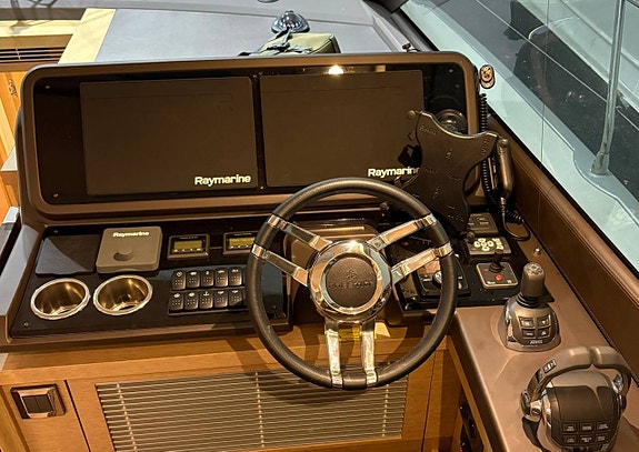 En mycket omskött Prestige 520S till salu hos oss 6 of 12