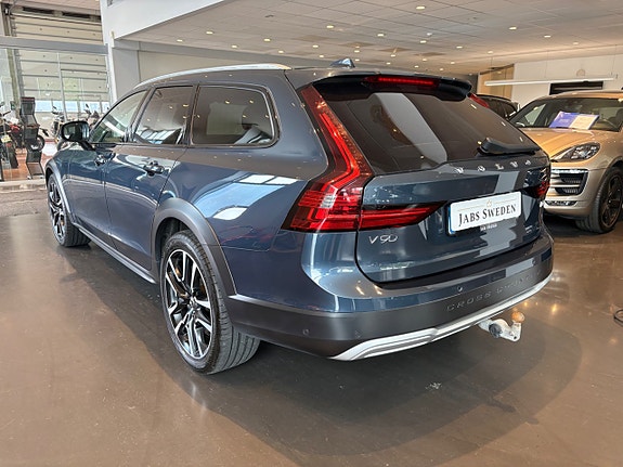 Volvo V90 Cross Country 3 of 5