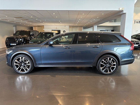 Volvo V90 Cross Country 2 of 5