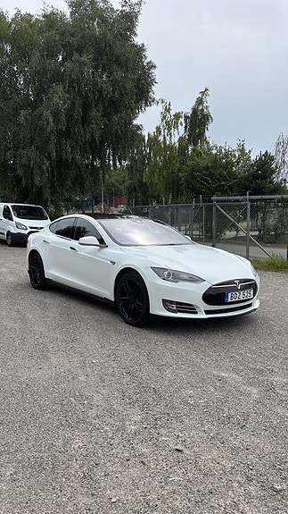 Tesla Model S 2 of 5