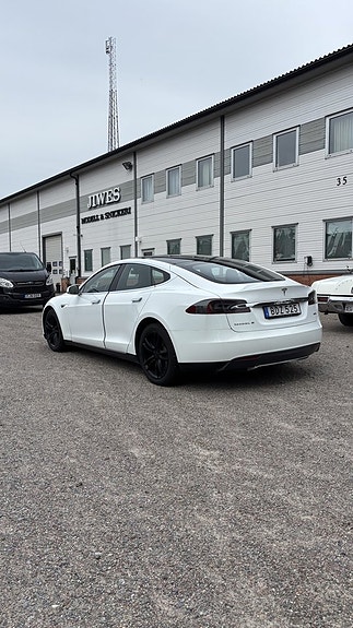 Tesla Model S 3 of 5