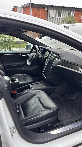 Tesla Model S 7 of 9