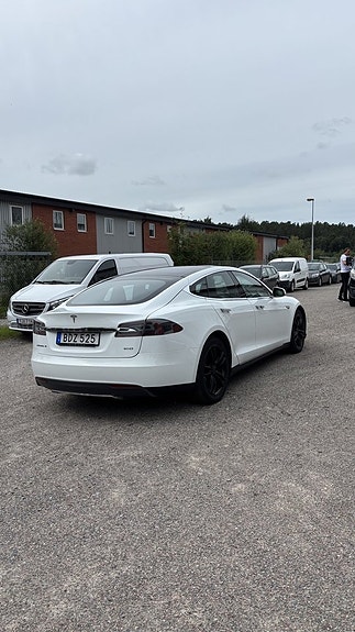 Tesla Model S 4 of 5