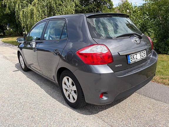 Toyota Auris 2 of 5