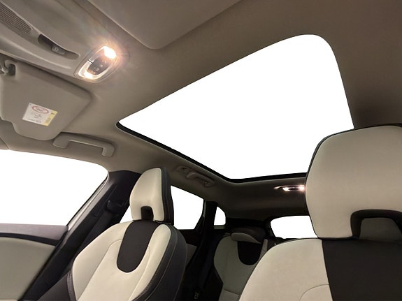 Volvo V40 Cross Country 14 of 30