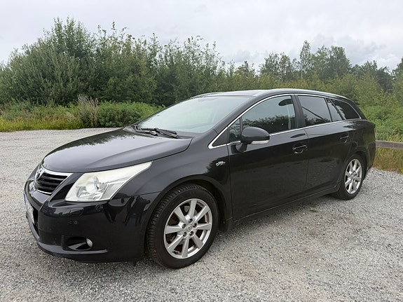 Toyota Avensis 2 of 5