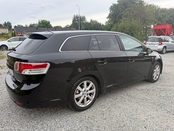 Toyota Avensis 4 of 5