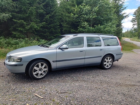 Volvo V70 2 of 5